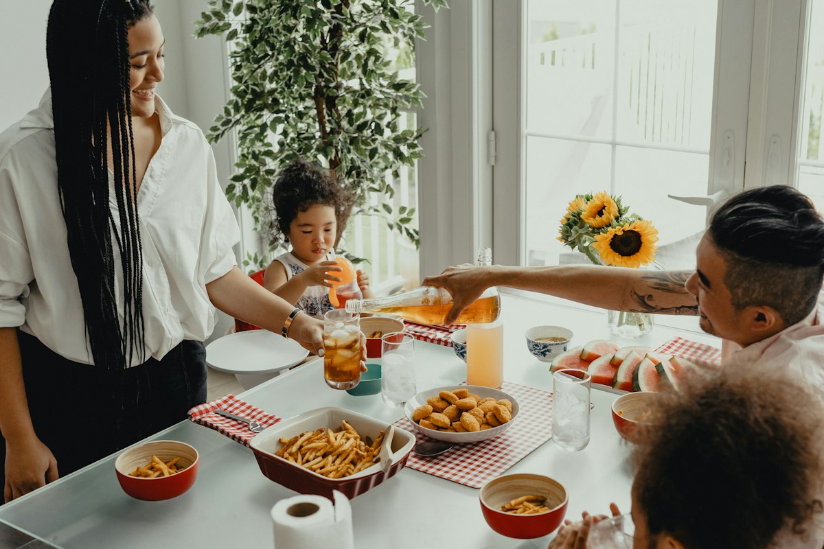Makan bersama keluarga dengan hidangan sehat
