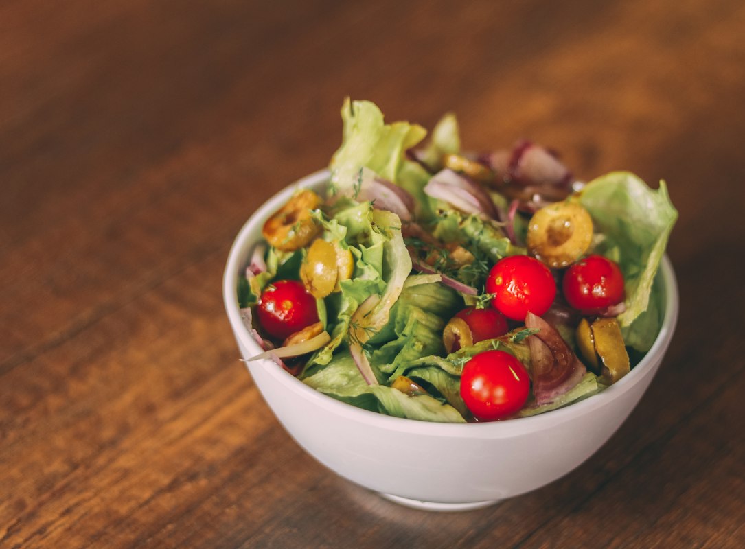 Salad Mediterania dengan zaitun dan tomat segar